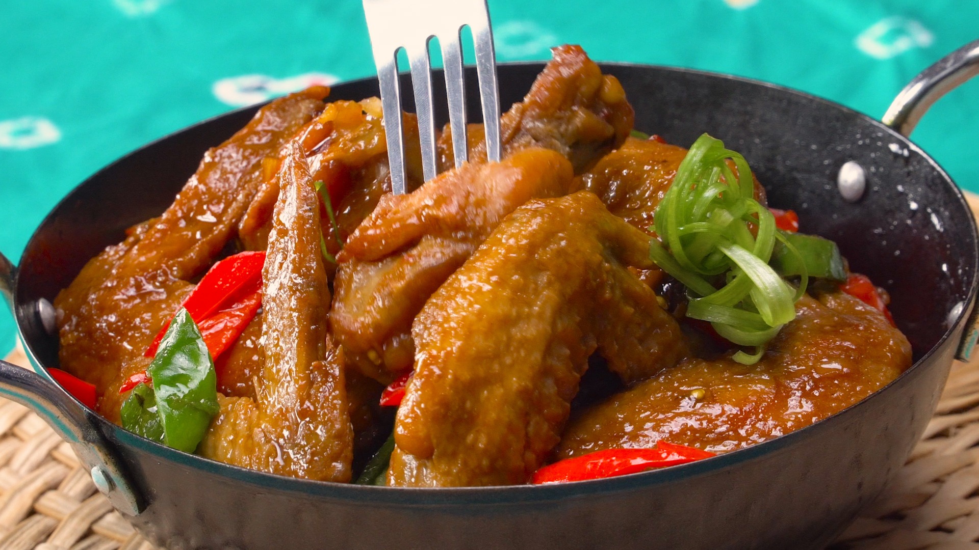 Sayap Ayam Tumis Pedas: Hidangan Nikmat yang Menggugah Selera