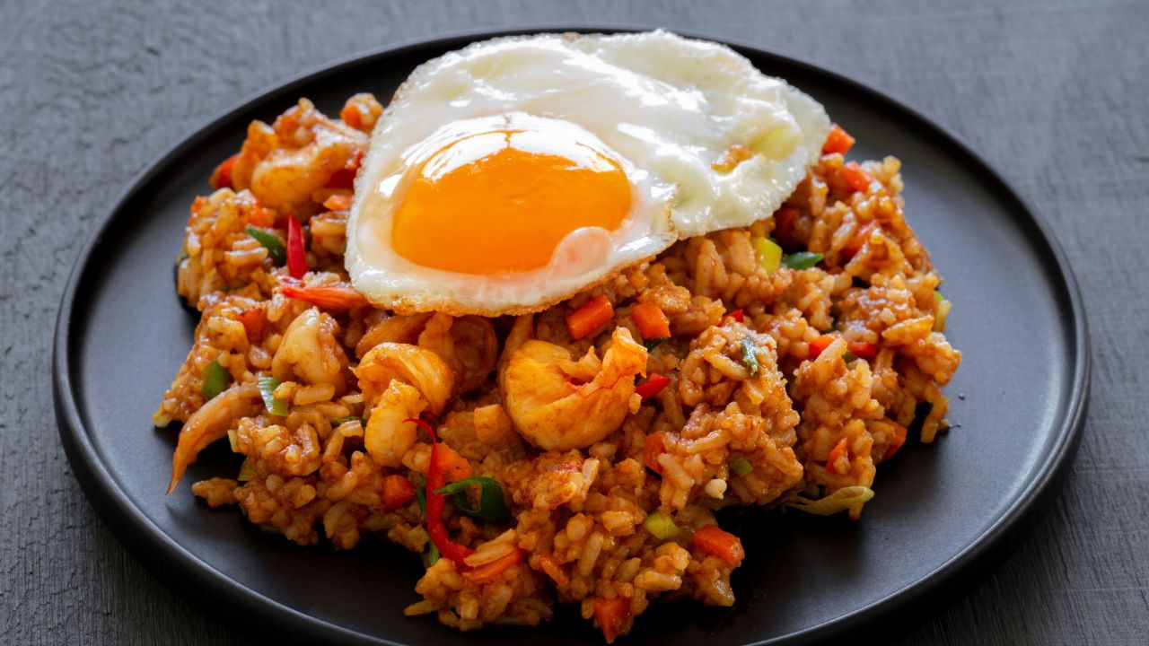 Mengenal Lezatnya Nasi Goreng Merah: Cita Rasa Tradisional Indonesia